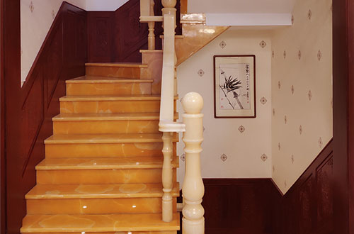 克拉玛依中式别墅室内汉白玉石楼梯的定制安装装饰效果